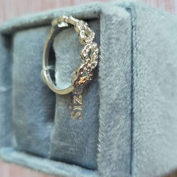 LUXE BRAND WOMEN'S FASHION JEWELRY SILVERTONE HEART RING SIZE 8 - Picture 2 of 8
